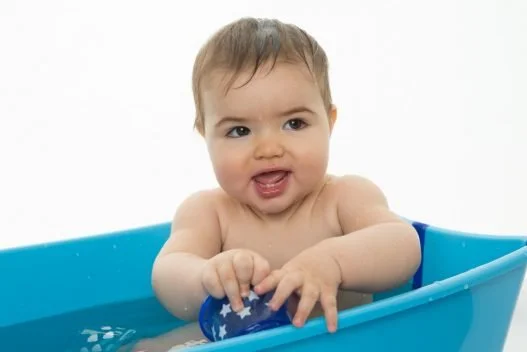 Baby i foldbart badekar